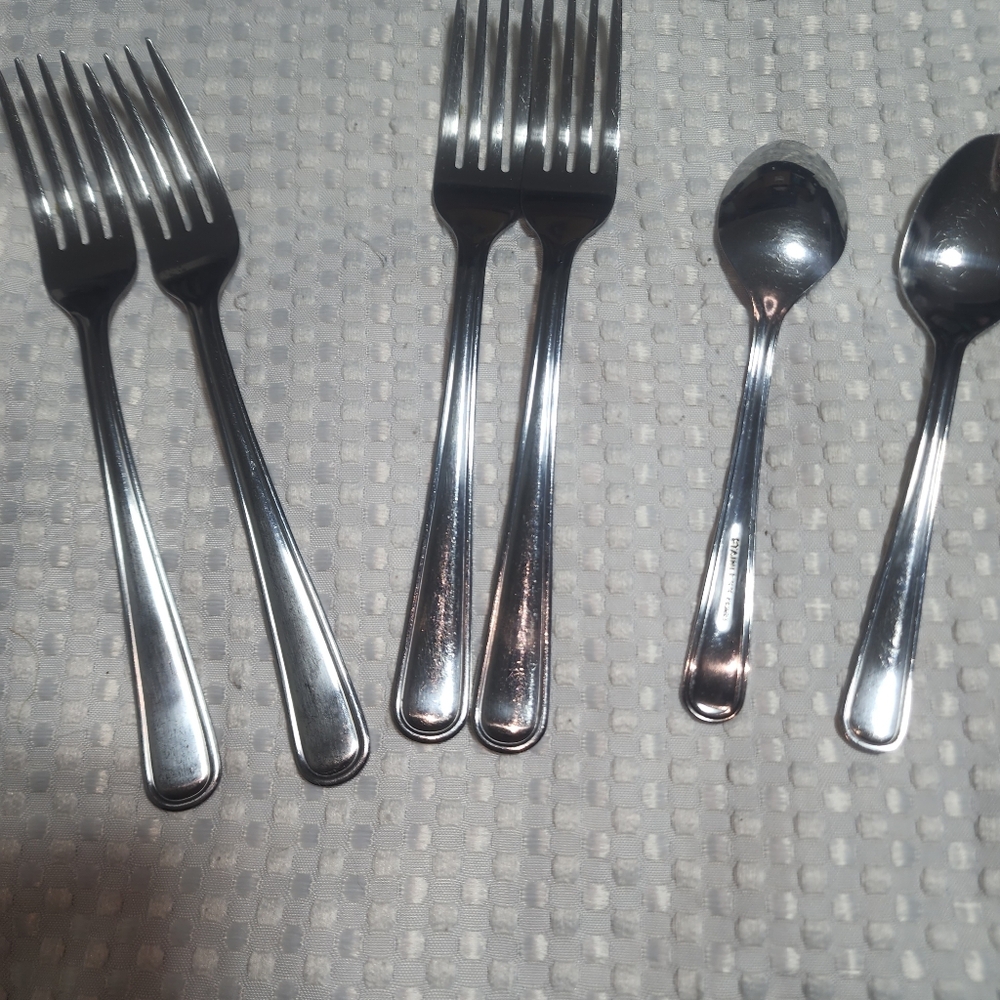 RANDOM EUC 6 PIECE STAINLESS SILVER FLATWARE